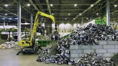 工业机器正在垃圾填埋<strong>装置</strong>中运输废物。 回收业准则，<strong>塑料</strong>垃圾回收