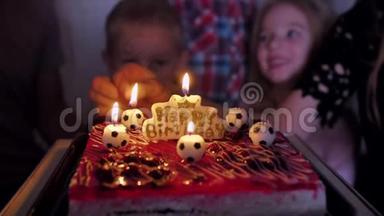 一个家庭<strong>圈子</strong>里的孩子在他生日那天拿出足球蜡烛。