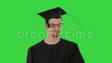 年轻的毕业生咳嗽，在绿色屏幕上生病，Chroma键。