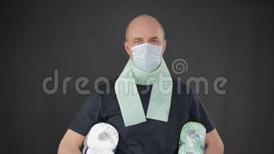 成年男子肖像，戴防护面具，脸上拿着卫生纸在<strong>腋下</strong>。 戴医疗口罩的男子