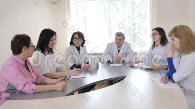 一队白种人医生在会议室开会。 保健和科学概念