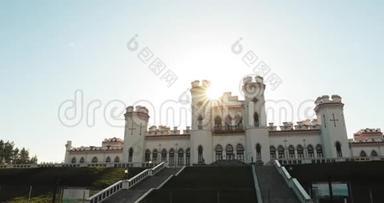 科萨瓦，白俄罗斯。 夏日阳光照耀在科萨瓦城堡之上。 它是一座在哥特式复兴风格中被毁的城堡式宫殿