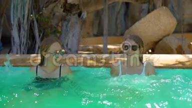 在一个有温泉、瀑布和温泉的热带度假胜地，年轻游泳池里用矿泉水聊天
