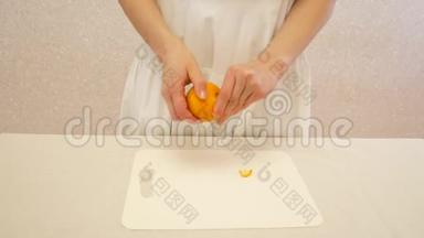 女孩清洗橘子橘子。