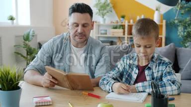 <strong>父亲和儿子在家里</strong>画画<strong>和</strong>读书，玩得开心