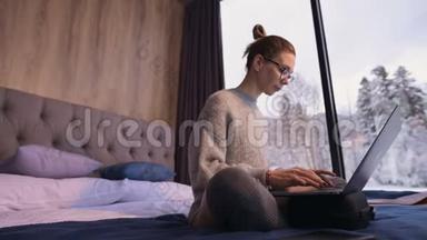 一幅漂亮的自由职业者女孩戴着眼镜的画像，床上有一台笔记本<strong>电脑</strong>，在一里，后面有<strong>透明</strong>的墙