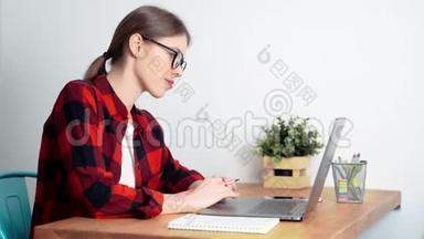 一个年轻的白人女学生在家里用笔记本电脑做功<strong>课</strong>或准备考<strong>试</strong>