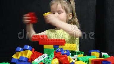 三岁的女孩在玩一个<strong>建设</strong>者的彩色积木。 孩子培养自己的思维能力.. <strong>发展</strong>和<strong>发展</strong>