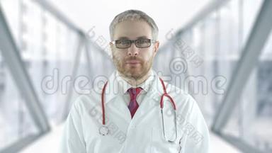 玻璃医院大厅里有胡子的医生。 红色摄像机拍摄