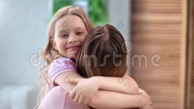 可爱的女孩拥抱母亲微笑，感受爱和积极的情感。 近距离拍摄4k红<strong>色相</strong>机