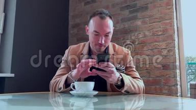 一个帅哥在<strong>咖</strong>啡馆里独自喝着<strong>大咖</strong>啡，在智能手机上写字