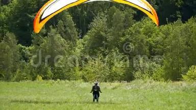 滑翔伞降落降落伞，滑翔伞降落。 夏季极限运动。