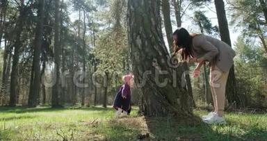 快乐的小女孩在针叶林的树上和妈妈散步玩耍。 健康儿童<strong>家庭娱乐</strong>