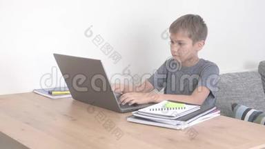 幼儿用笔记本电脑学习，在家做作业.. 妈妈来帮他。 技术、远程教育