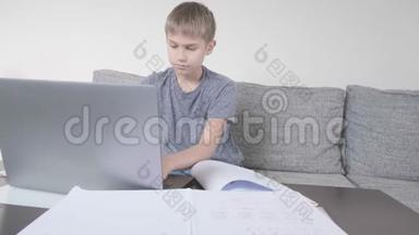 男孩用笔记本电脑学习，在家做作业。 技术、<strong>远程</strong>教育、在家在线学习