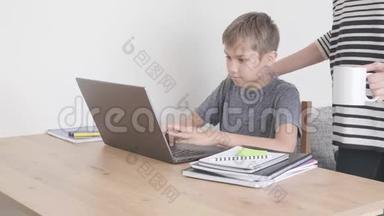 幼儿用笔记本电脑学习，在家做作业.. 妈妈来支持他。 技术、<strong>远程教育</strong>