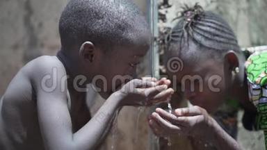 非洲民族儿童喝水户外运动视频
