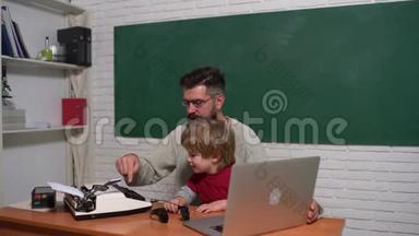 父子俩用旧打字机和笔记本电脑打字。 技术进步。 老年人和年轻人。 旧打字机和笔记本电脑
