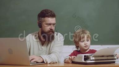 一代人。 几代人的年龄，父亲和儿子在打字机和笔记本电脑上打字。 老年人和年轻人。 技术