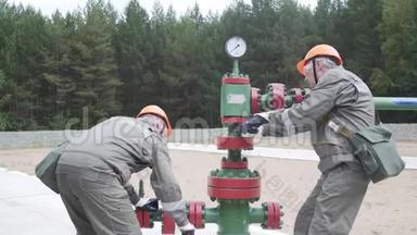 两名油田技术工人关闭x质量井口阀门，关闭油井.. 石油产量下降