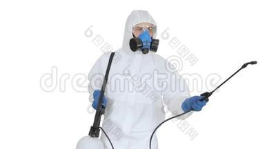 穿着危险物品的人走进来用白色背景上的消毒剂。