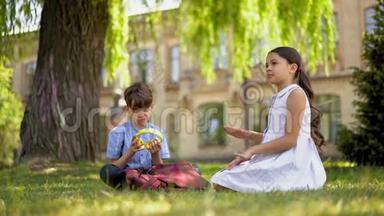 <strong>男孩听音乐</strong>，女孩坐在草坪上跳舞