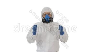 医生穿着防护服在白色背景下跳舞，以抵御病毒。