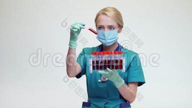戴防护面罩和乳胶手套的女医生-持血试管架