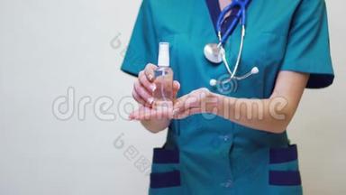 戴防护面罩的医生护士-盛有消毒喷雾剂或凝胶的瓶子