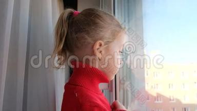 隔离概念。 呆在家里隔离。 可怜的小女孩望着窗外。 大流行病期间的社会孤立