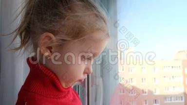 非常悲伤和暴躁的小女孩正向窗外看。 <strong>传染病</strong>隔离。 呆在家里。 Covid19号拘留所