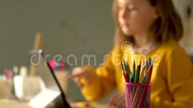 可爱的孩子使用笔记本电脑进行教育、在线学习、家庭学习。 女孩有远程学习的家庭作业。