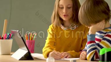 可爱的孩子使用笔记本电脑进行教育、在线学习、家庭学习。 男孩和女孩有远程学习的家庭作业。