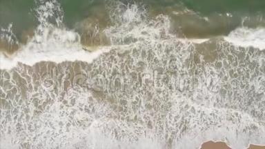 空中拍摄的无人机从海洋、海浪、美丽的海浪中一个接一个的定格