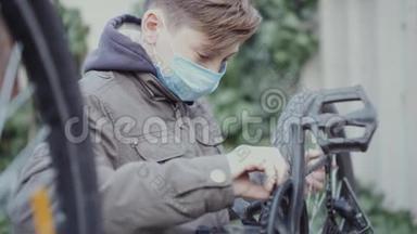 一个十几岁的孩子正在用医用口罩修理他的自行车。