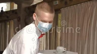 一位戴着医疗面具的欧洲侍者端着拉丁咖啡