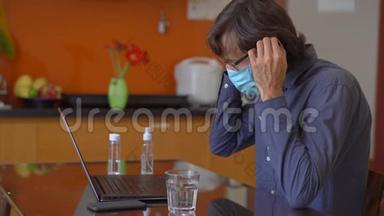 一个戴着面罩的年轻人在家中工作，进行电晕病毒自我隔离