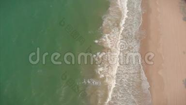 航拍无人机从海洋、海浪、美丽的海浪中一个接一个地拍摄画面