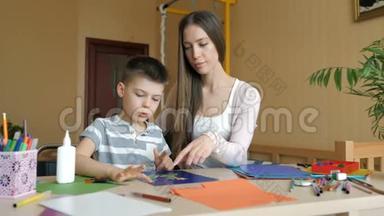<strong>家庭教育</strong>。 母亲和儿子正在做艺术用品作业