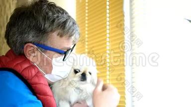 悲伤的老人戴着医疗面具，抚摸着他的白色北京犬。 也许他只有这条狗，<strong>所以</strong>