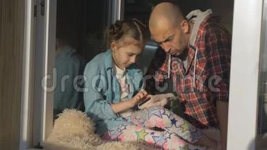 女孩坐在厨房的窗台上，用智能手机告诉父亲<strong>游戏规则</strong>。