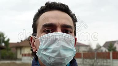 意大利男子戴着医用口罩在户外看起来既害怕又沮丧，感觉到自己的世界废墟，眩晕的效果