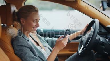 在车上拿着电话的女人的侧视。 女商人坐在车上打电话