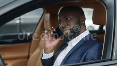 特写非洲男人在车上用电话。 一名非洲男子在车上移动通话