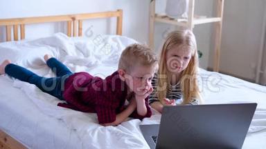 远程学习在线教育.. 在家学习的<strong>男生</strong>和<strong>女生</strong>带着数码平板笔记本电脑，做着