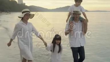 快乐亚洲家庭一起在海滩散步休闲度假，父母和孩子快乐休闲，<strong>热带风情</strong>