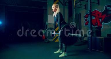 女运动员在<strong>运动健身馆</strong>侧下景用杠铃做举重运动