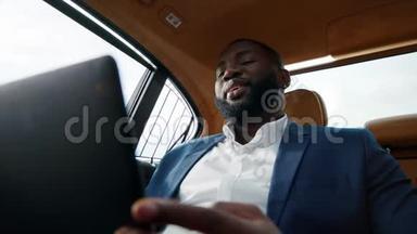特写非洲男人在车上通话视频。 有人在车上跟司机说话