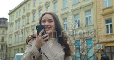 女士使用智能手机语音记录功能在线在城市街道，语音<strong>留言</strong>。 使用智能手机语音的女孩