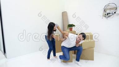 男人有较低的背痛，从沉重的提升，在<strong>搬迁</strong>到新的公寓，他的妻子试图帮助他。